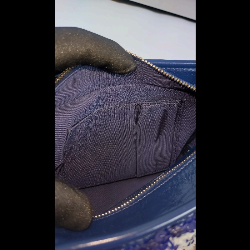 Chanel 藍白亮片秀款小號流浪斜背包-17