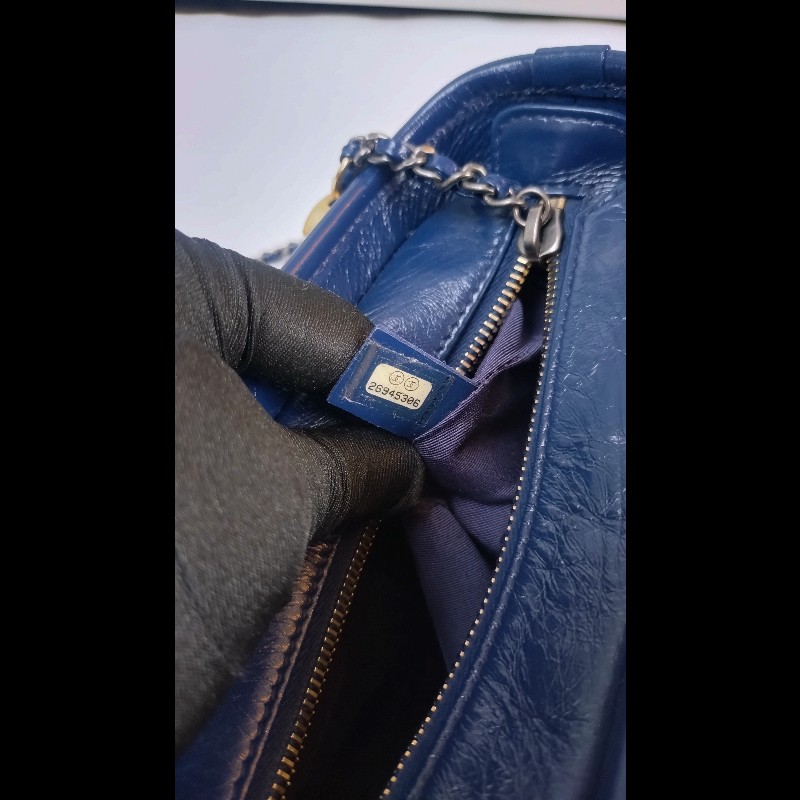 Chanel 藍白亮片秀款小號流浪斜背包-18