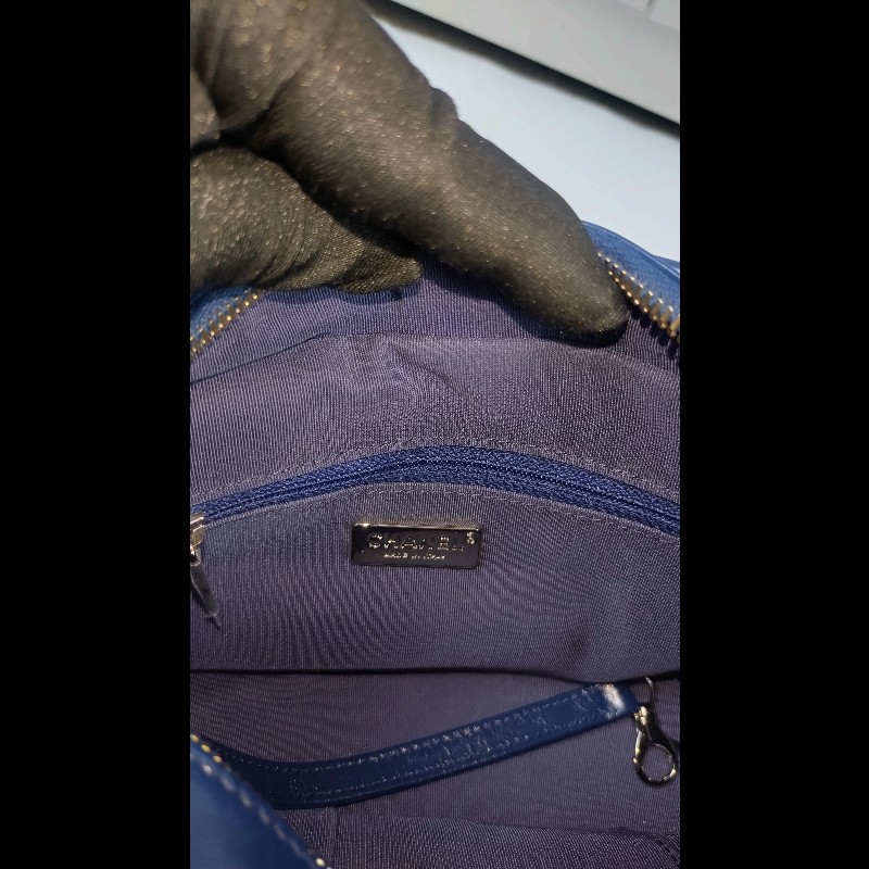 Chanel 藍白亮片秀款小號流浪斜背包-19