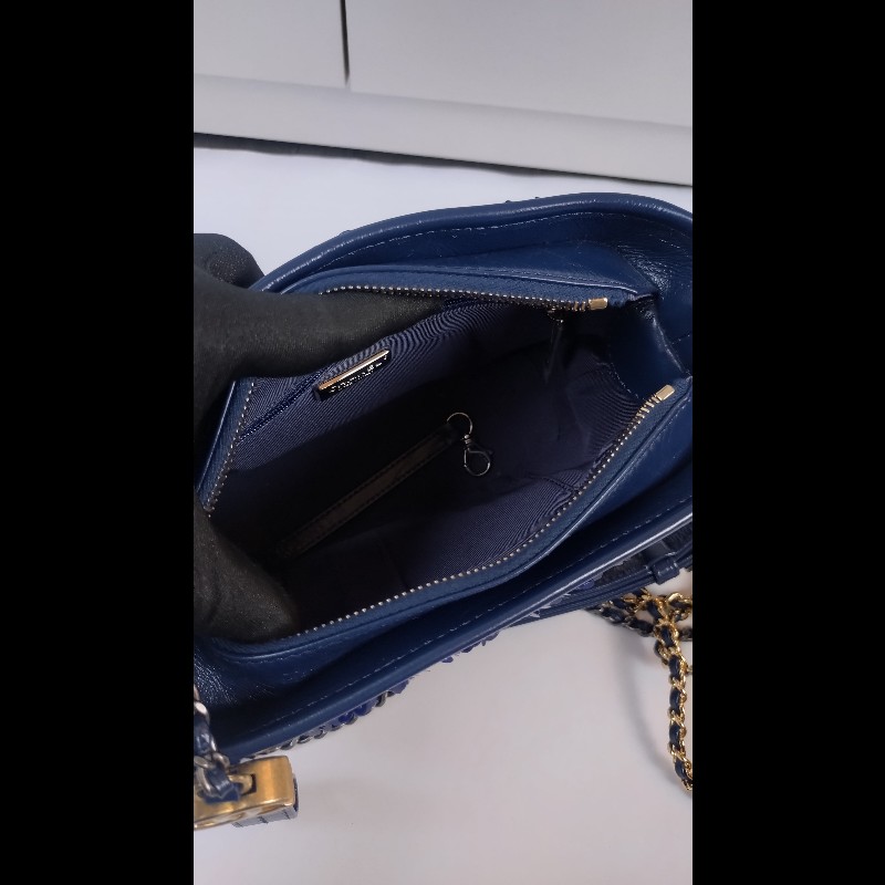 Chanel 藍白亮片秀款小號流浪斜背包-20