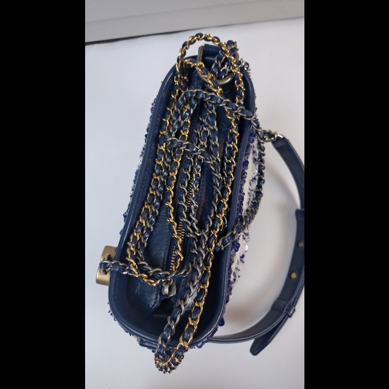 Chanel 藍白亮片秀款小號流浪斜背包-21