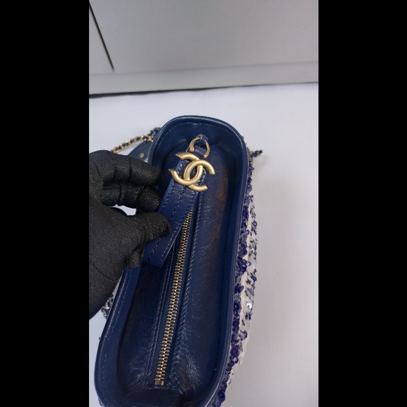 Chanel 藍白亮片秀款小號流浪斜背包-23