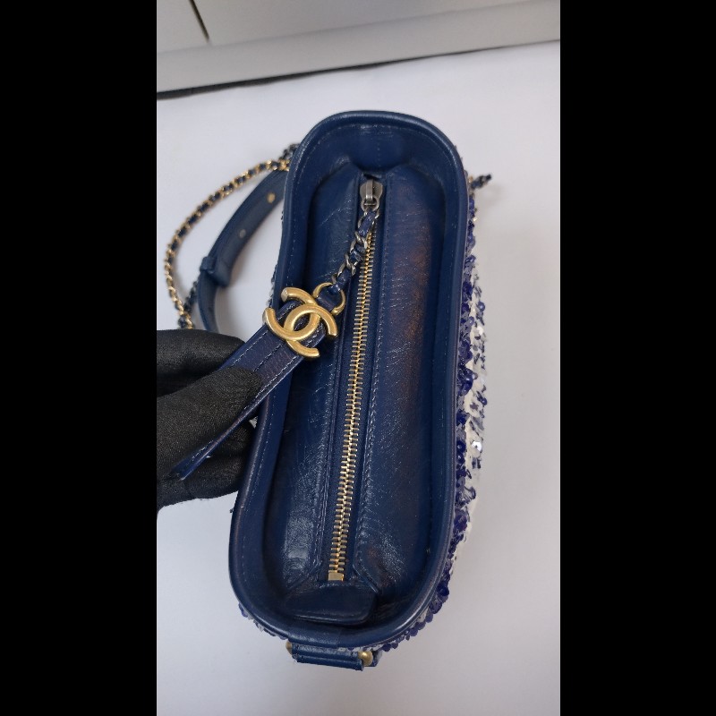 Chanel 藍白亮片秀款小號流浪斜背包-24