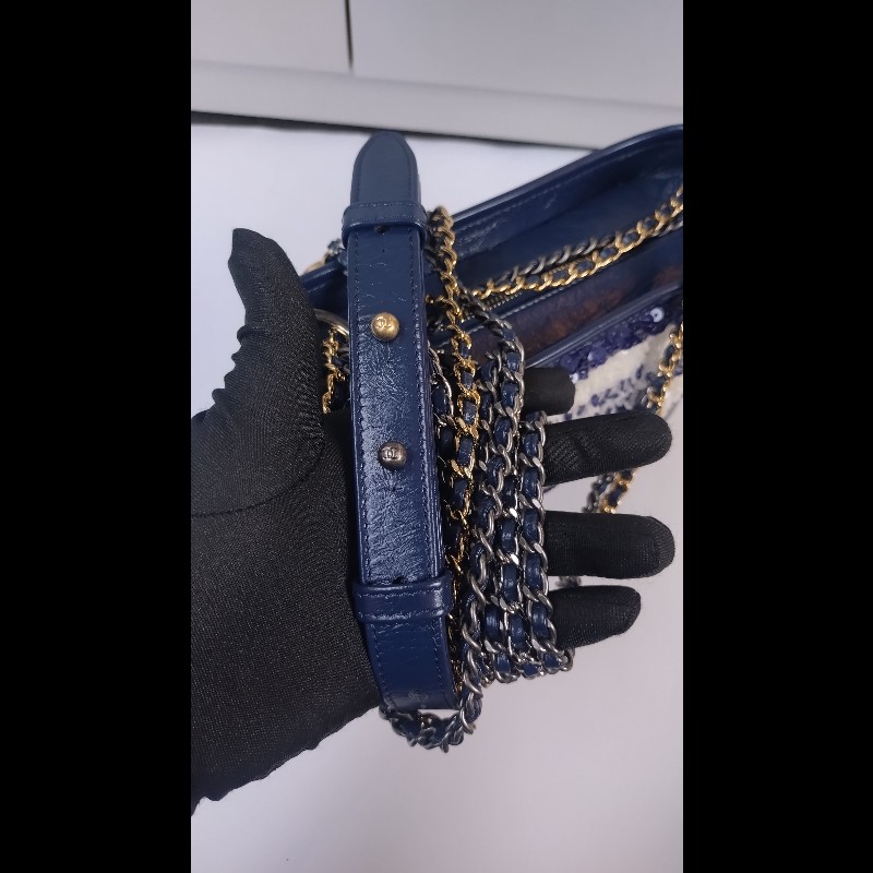 Chanel 藍白亮片秀款小號流浪斜背包-25