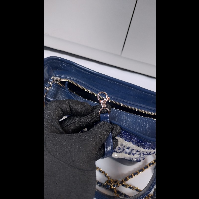 Chanel 藍白亮片秀款小號流浪斜背包-26