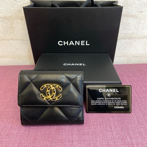 Chanel AP1064黑金羊皮19三折短夾