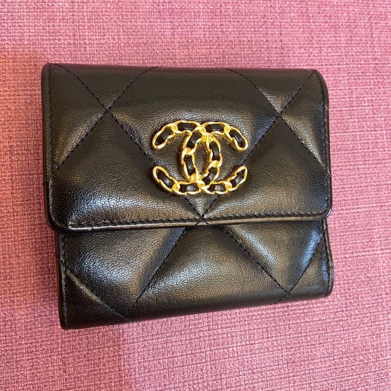 Chanel AP1064黑金羊皮19三折短夾-1