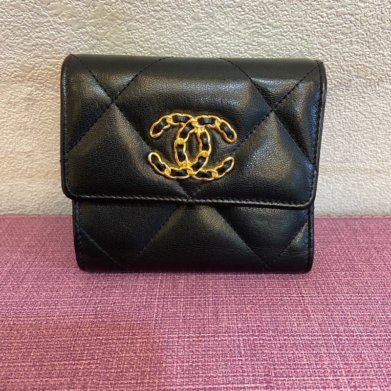 Chanel AP1064黑金羊皮19三折短夾-6