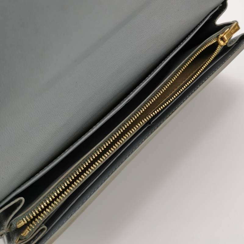 Celine牛皮純色字母Logo翻蓋錢包-5