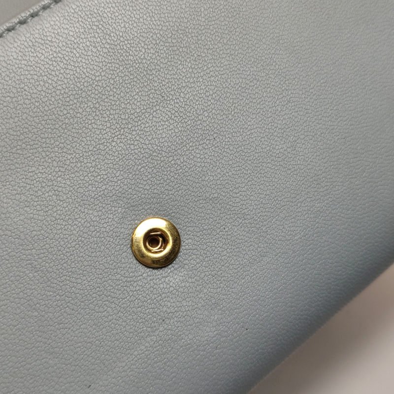 Celine牛皮純色字母Logo翻蓋錢包-10