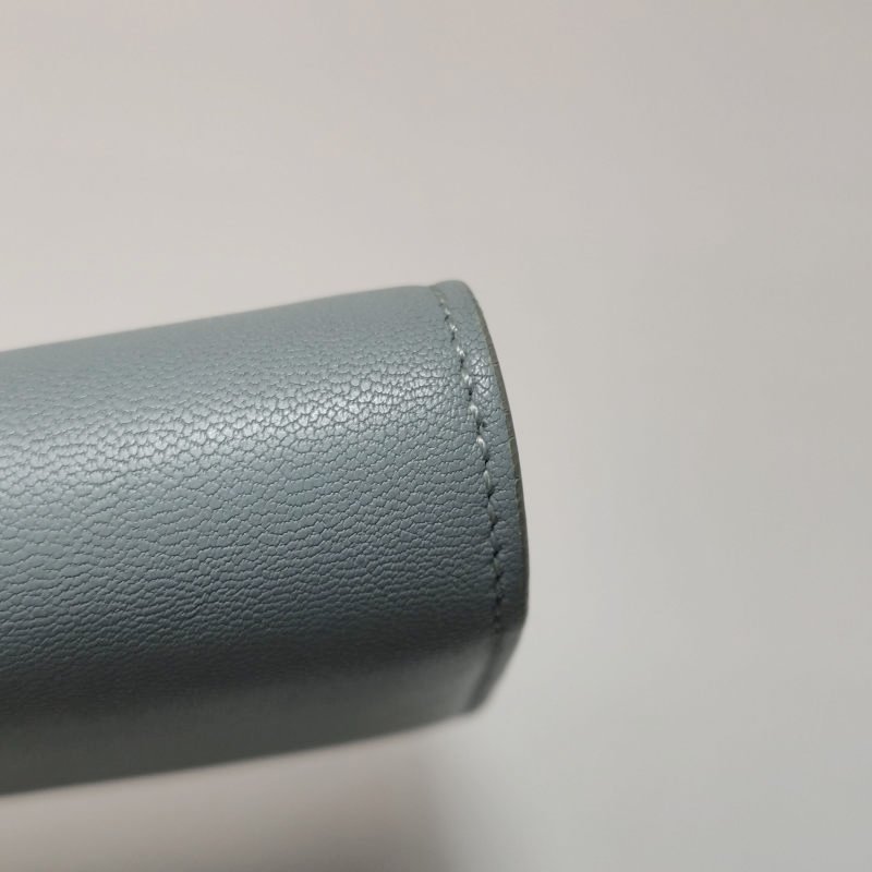 Celine牛皮純色字母Logo翻蓋錢包-12