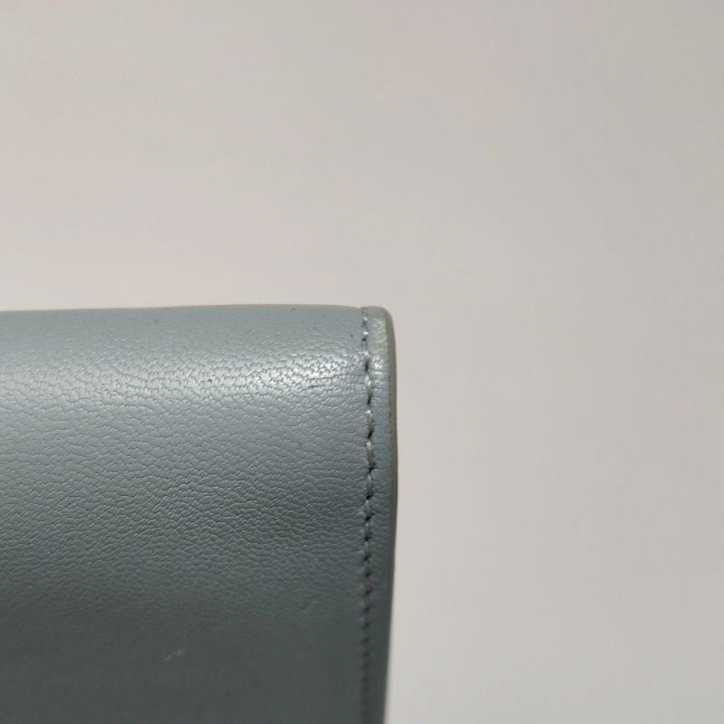 Celine牛皮純色字母Logo翻蓋錢包-13