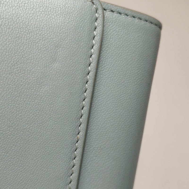 Celine牛皮純色字母Logo翻蓋錢包-18