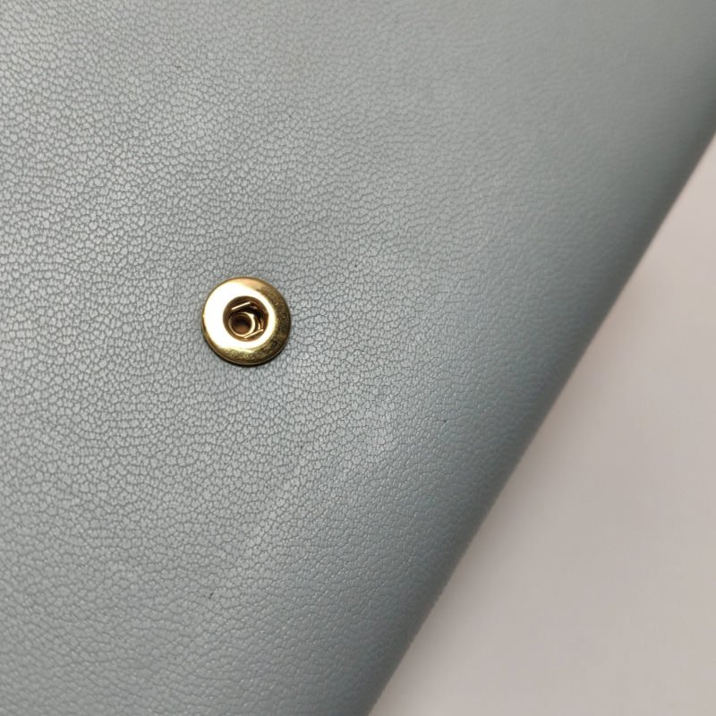 Celine牛皮純色字母Logo翻蓋錢包-19