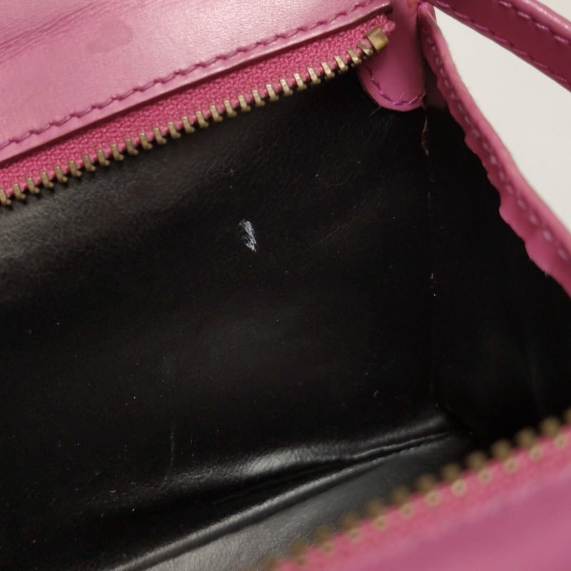 Celine牛皮純色字母Logo吊飾拉鍊斜背包-9