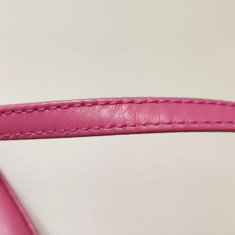 Celine牛皮純色字母Logo吊飾拉鍊斜背包-11