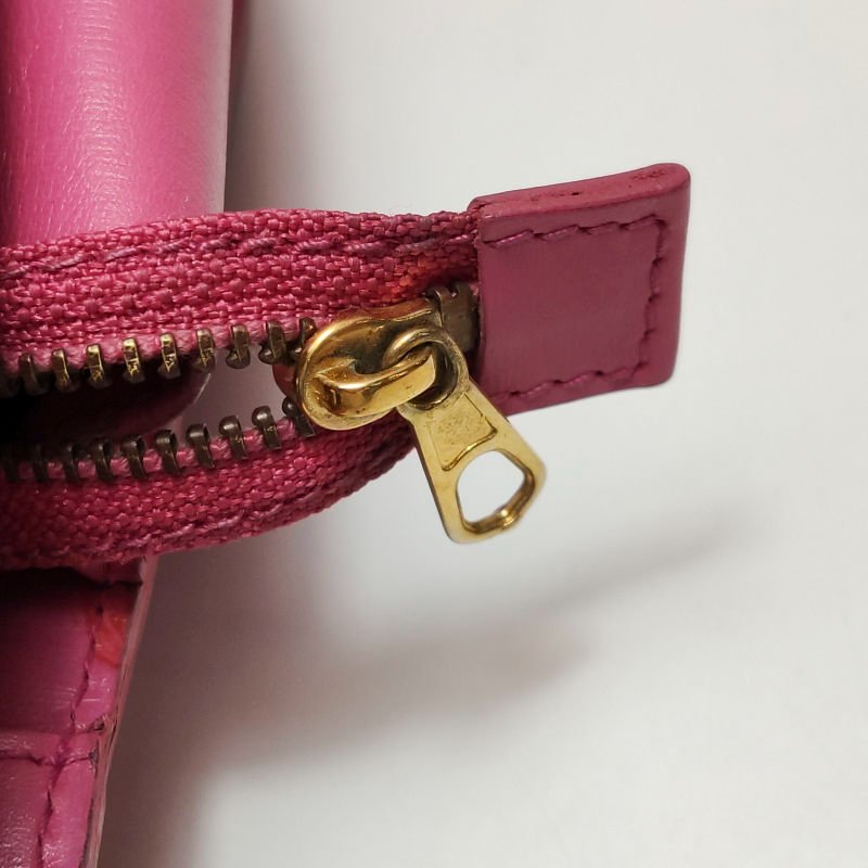 Celine牛皮純色字母Logo吊飾拉鍊斜背包-12