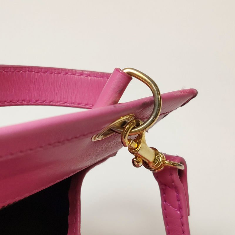 Celine牛皮純色字母Logo吊飾拉鍊斜背包-13