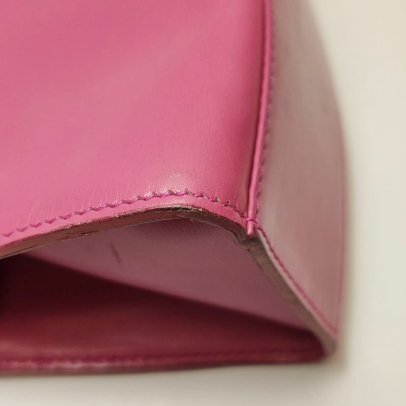 Celine牛皮純色字母Logo吊飾拉鍊斜背包-15