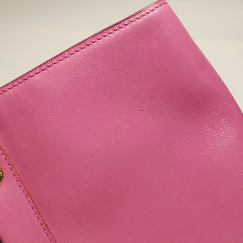 Celine牛皮純色字母Logo吊飾拉鍊斜背包-19