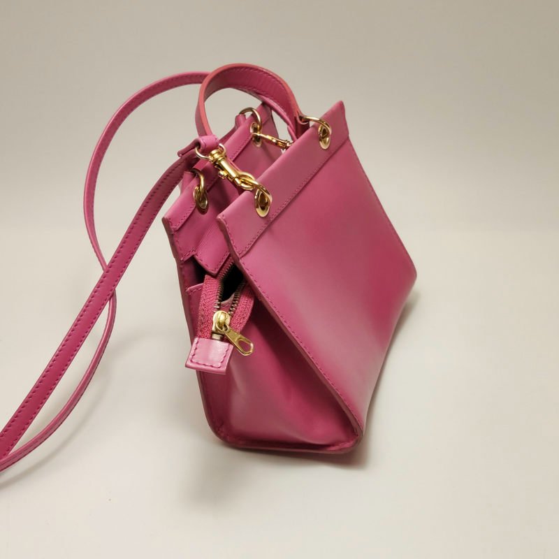 Celine牛皮純色字母Logo吊飾拉鍊斜背包-22