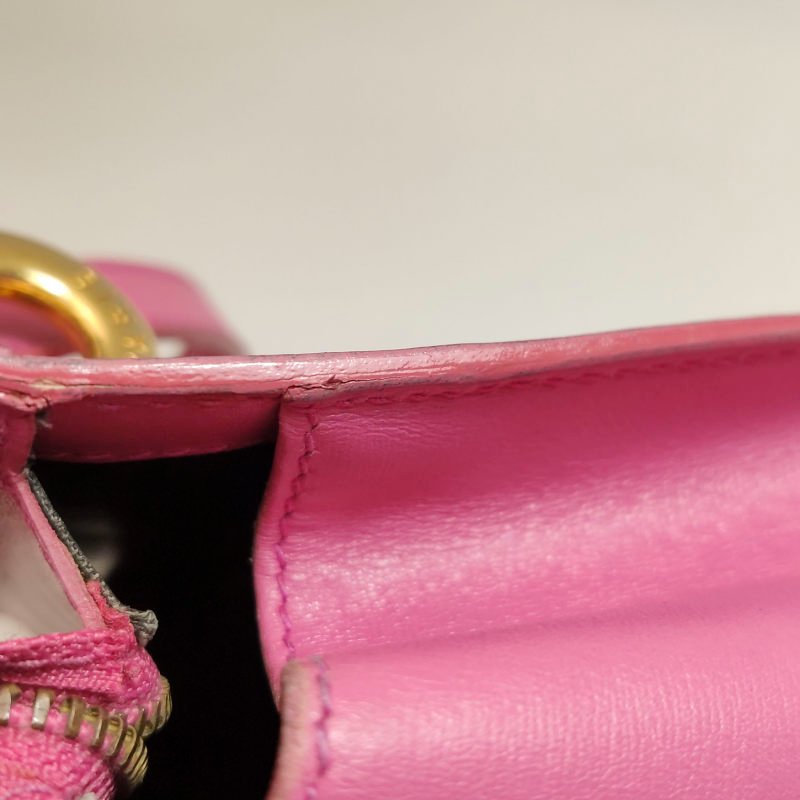 Celine牛皮純色字母Logo吊飾拉鍊斜背包-24