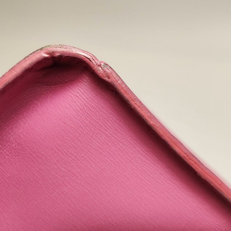 Celine牛皮純色字母Logo吊飾拉鍊斜背包-25