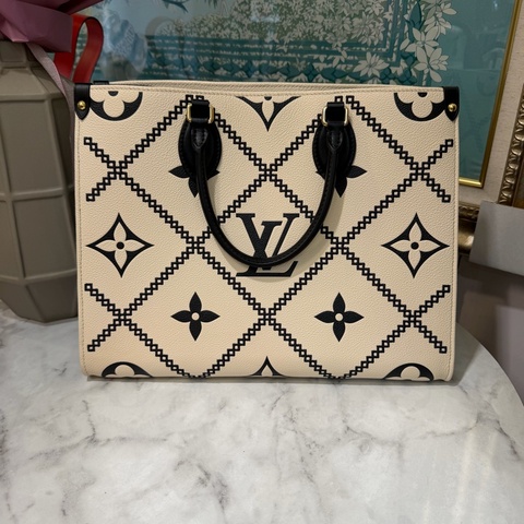 LV 白黑雙色牛皮壓紋拼黑立體刺繡On The Go MM金釦手提肩背托特包M46016