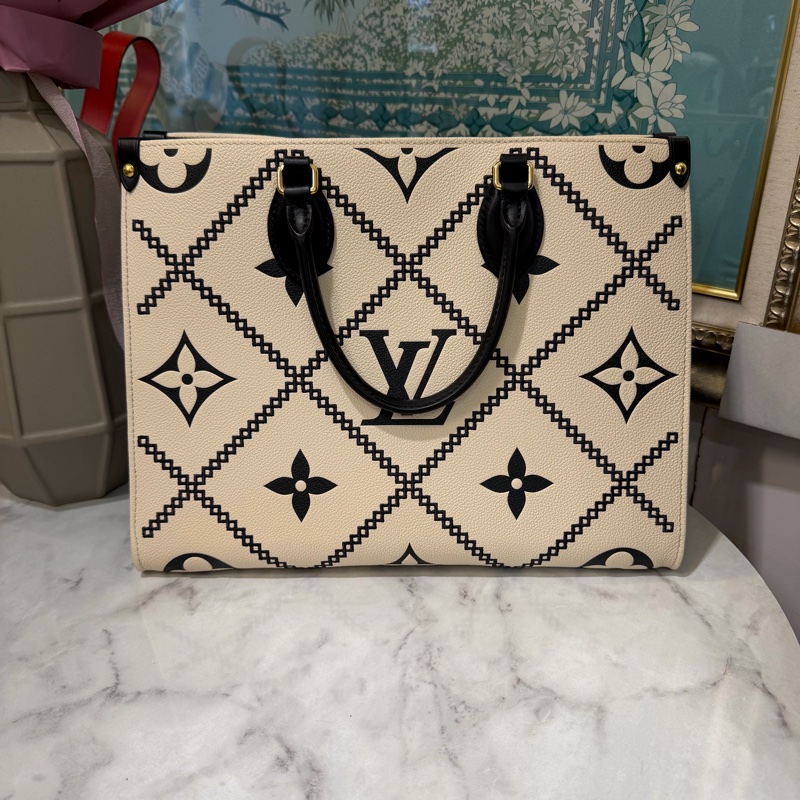 LV 白黑雙色牛皮壓紋拼黑立體刺繡On The Go MM金釦手提肩背托特包M46016-1