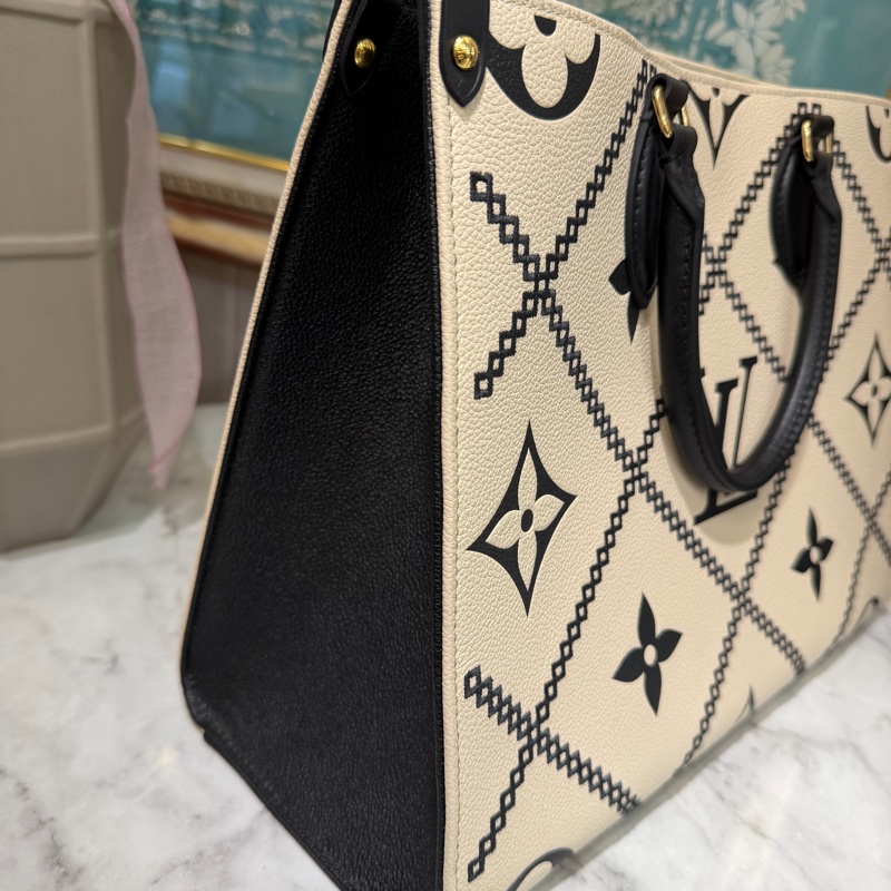 LV 白黑雙色牛皮壓紋拼黑立體刺繡On The Go MM金釦手提肩背托特包M46016-2