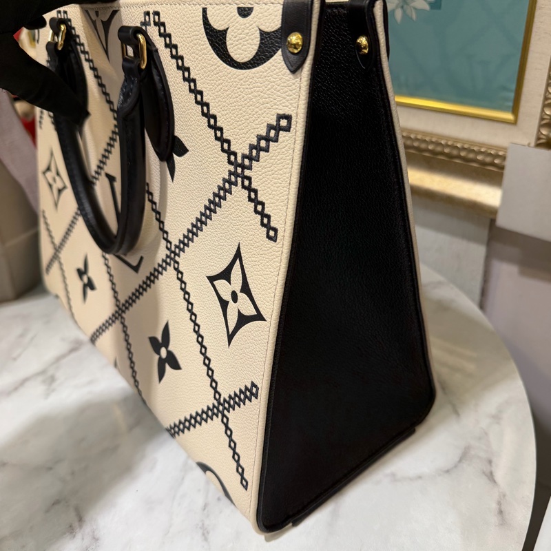 LV 白黑雙色牛皮壓紋拼黑立體刺繡On The Go MM金釦手提肩背托特包M46016-3