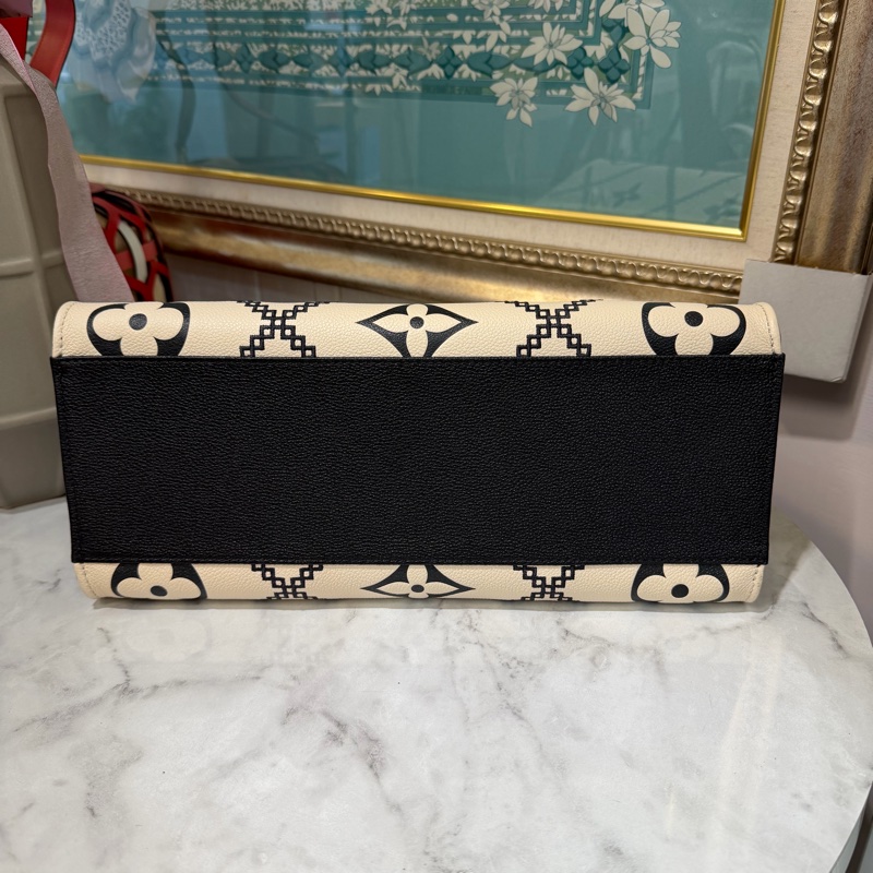 LV 白黑雙色牛皮壓紋拼黑立體刺繡On The Go MM金釦手提肩背托特包M46016-4