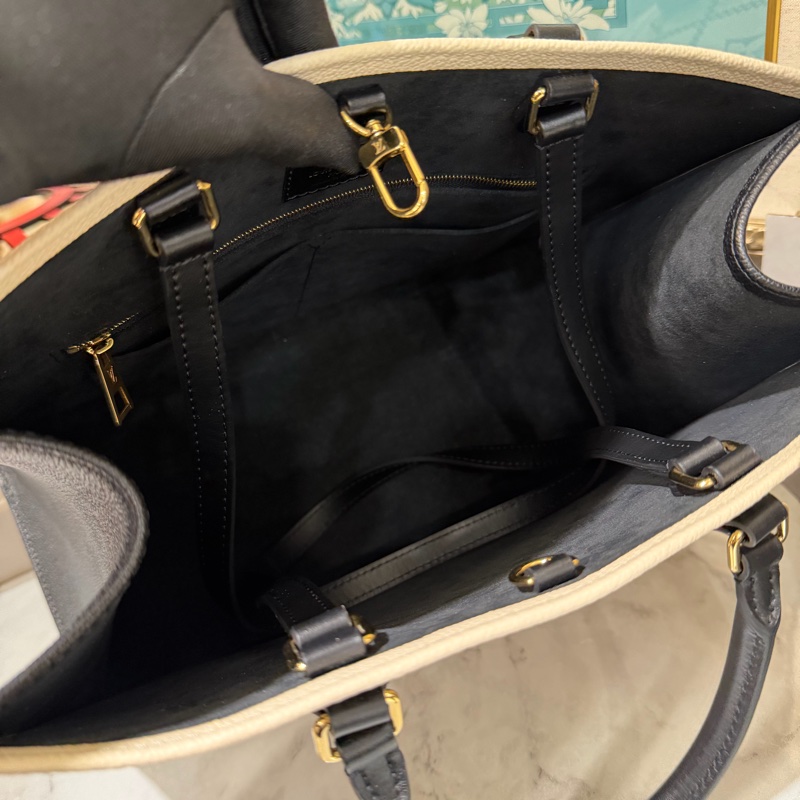 LV 白黑雙色牛皮壓紋拼黑立體刺繡On The Go MM金釦手提肩背托特包M46016-5