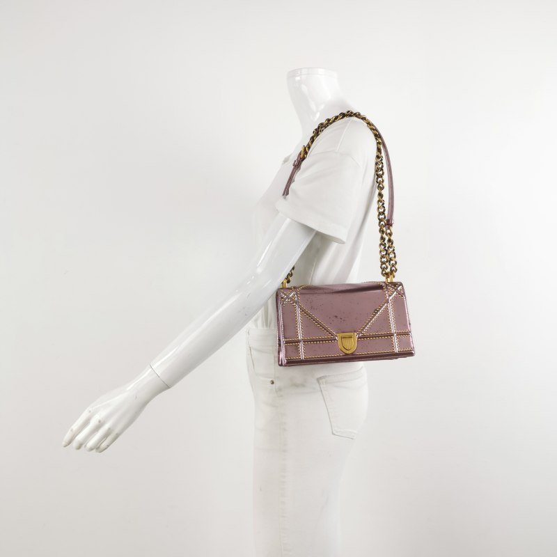 Dior Diorama盾牌包小號牛皮鉚釘盾形紋章搭扣單肩包-1