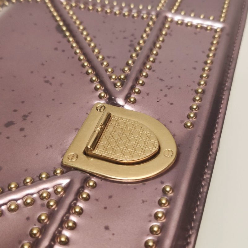 Dior Diorama盾牌包小號牛皮鉚釘盾形紋章搭扣單肩包-11