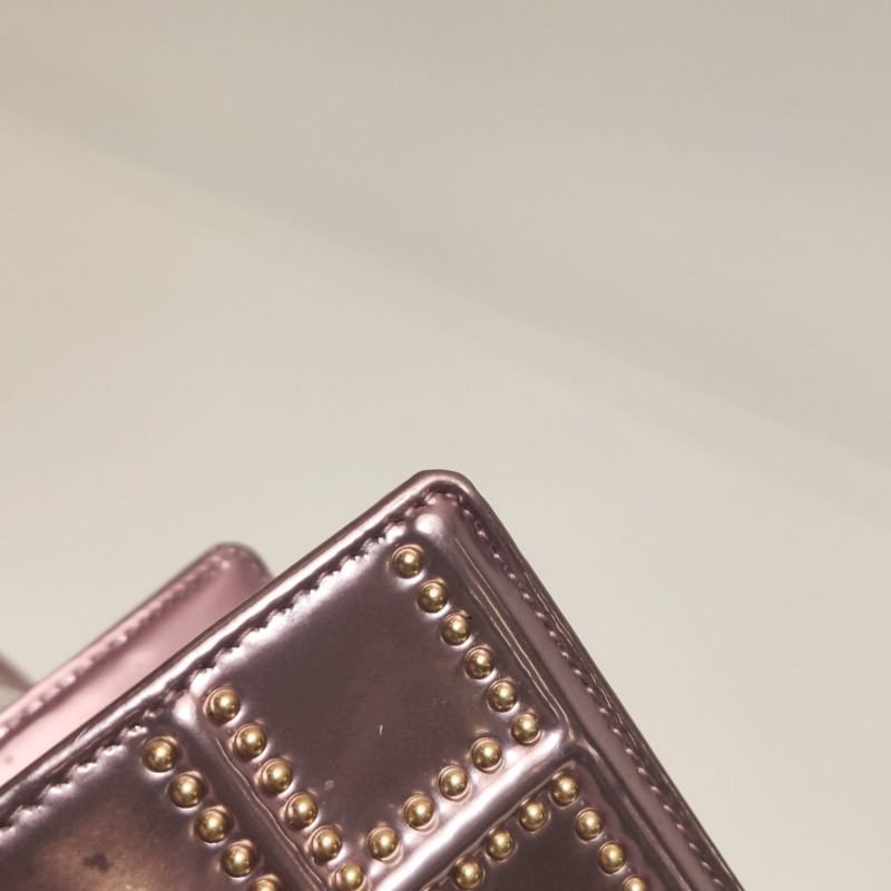 Dior Diorama盾牌包小號牛皮鉚釘盾形紋章搭扣單肩包-14