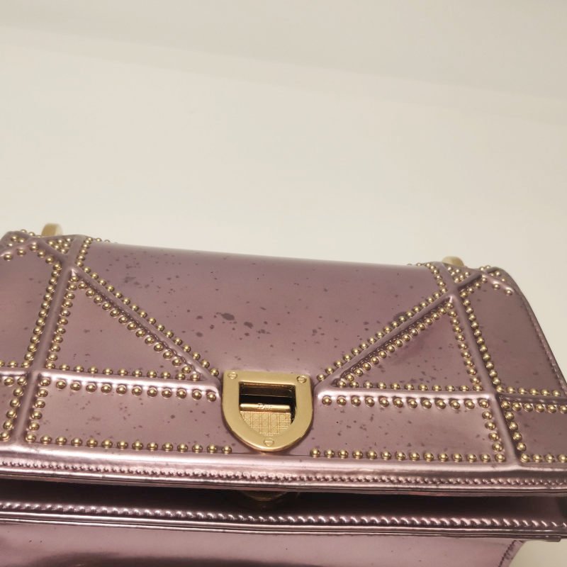 Dior Diorama盾牌包小號牛皮鉚釘盾形紋章搭扣單肩包-17