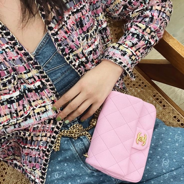 CHANEL 23P 粉色愛心調節扣荔枝紋皮 方胖子-1