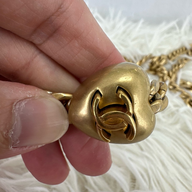 CHANEL 23P 粉色愛心調節扣荔枝紋皮 方胖子-12