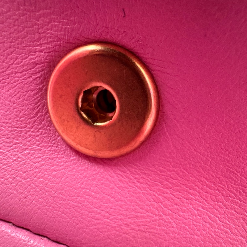 CHANEL 23P 粉色愛心調節扣荔枝紋皮 方胖子-15