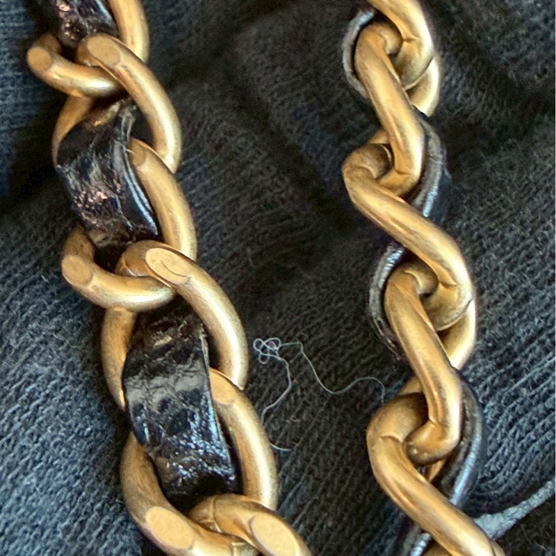 Chanel✨2024K復古金幣皮穿鏈條黑金荔枝皮金幣CF23 中號 晶片款-26