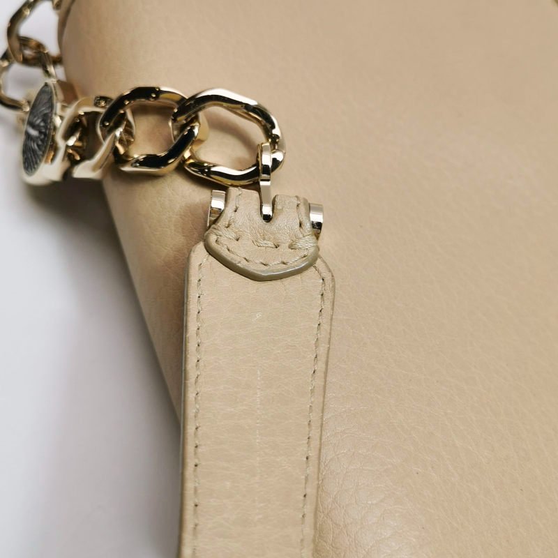 Bvlgari牛皮純色金屬扣單肩包-11