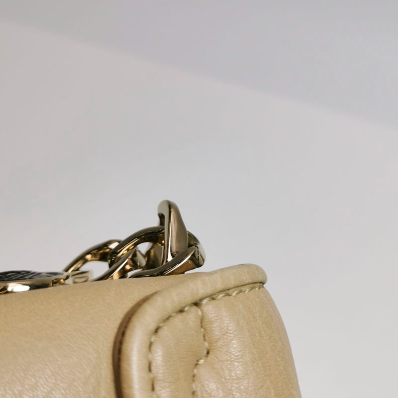 Bvlgari牛皮純色金屬扣單肩包-14