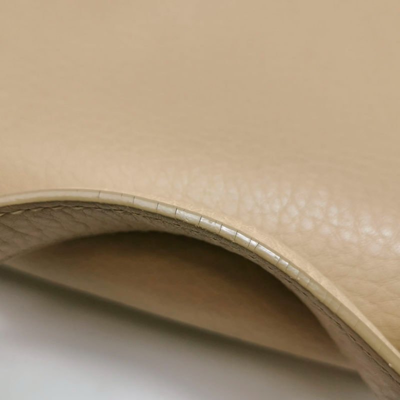 Bvlgari牛皮純色金屬扣單肩包-23