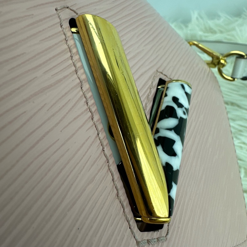 LV Twist 粉紅水波紋旋轉扣 PM Size 晶片款-9