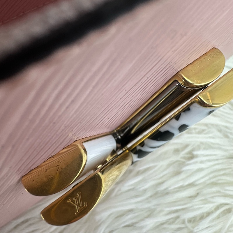 LV Twist 粉紅水波紋旋轉扣 PM Size 晶片款-12