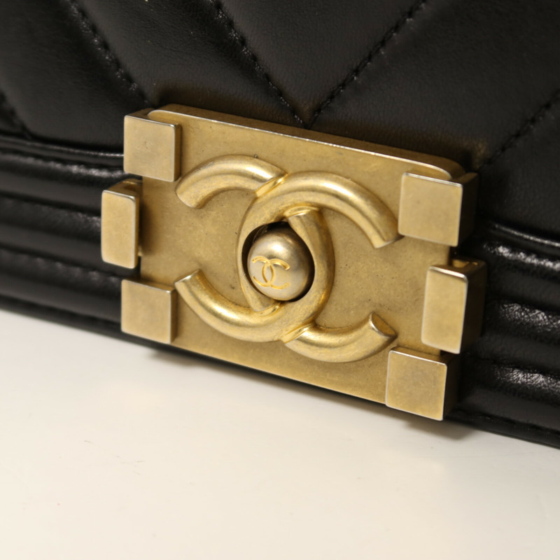 CHANEL 羊皮皮革Boy 20金扣鏈帶肩背袋-10