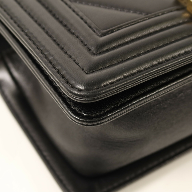 CHANEL 羊皮皮革Boy 20金扣鏈帶肩背袋-11