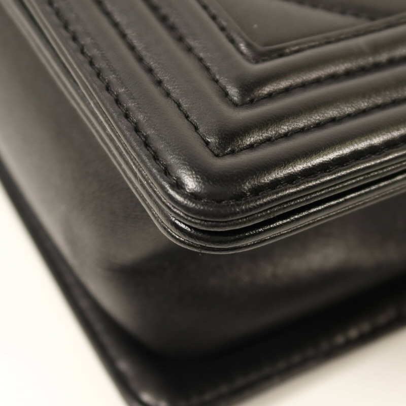 CHANEL 羊皮皮革Boy 20金扣鏈帶肩背袋-12