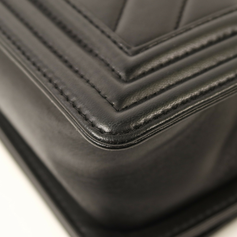 CHANEL 羊皮皮革Boy 20金扣鏈帶肩背袋-14